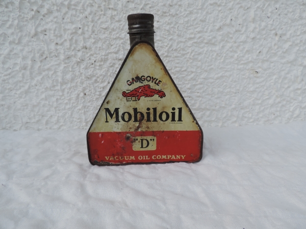 Bidon d'huile triangulaire Mobiloil- DSCN6757.JPG